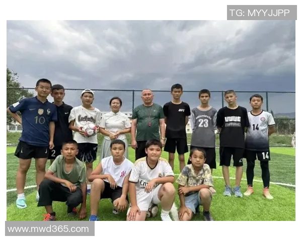 孩子与足球明星亲密合影瞬间展现梦想与激情的完美结合